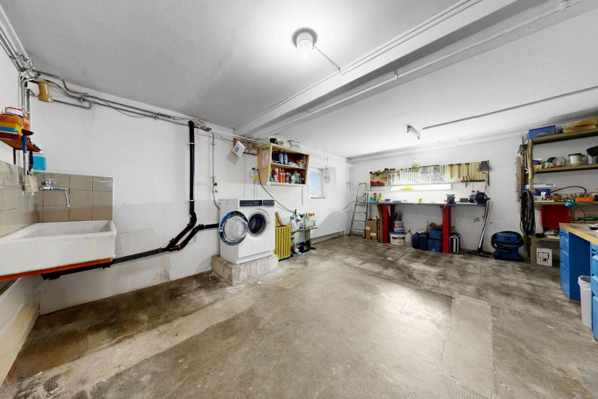 Hauswirtschaftsraum in einer Garage