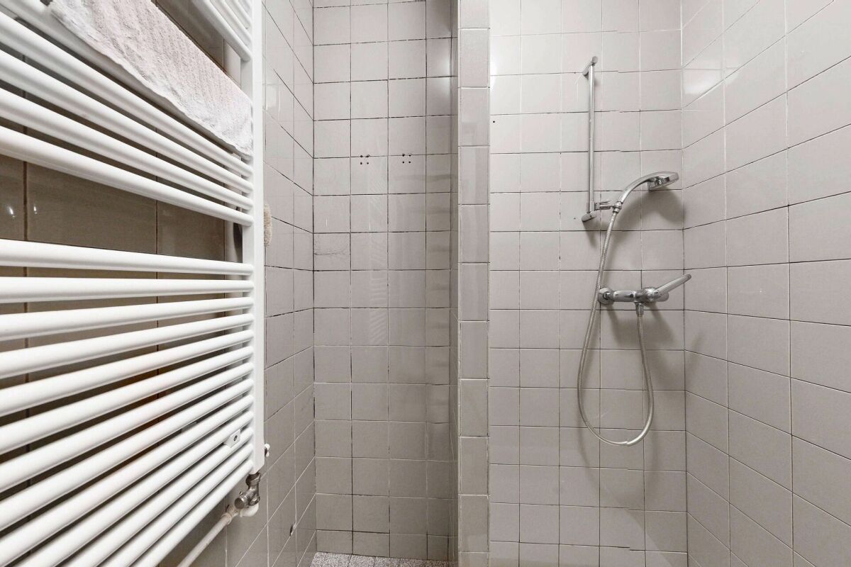Badezimmer-Dusche mit Heizkörper