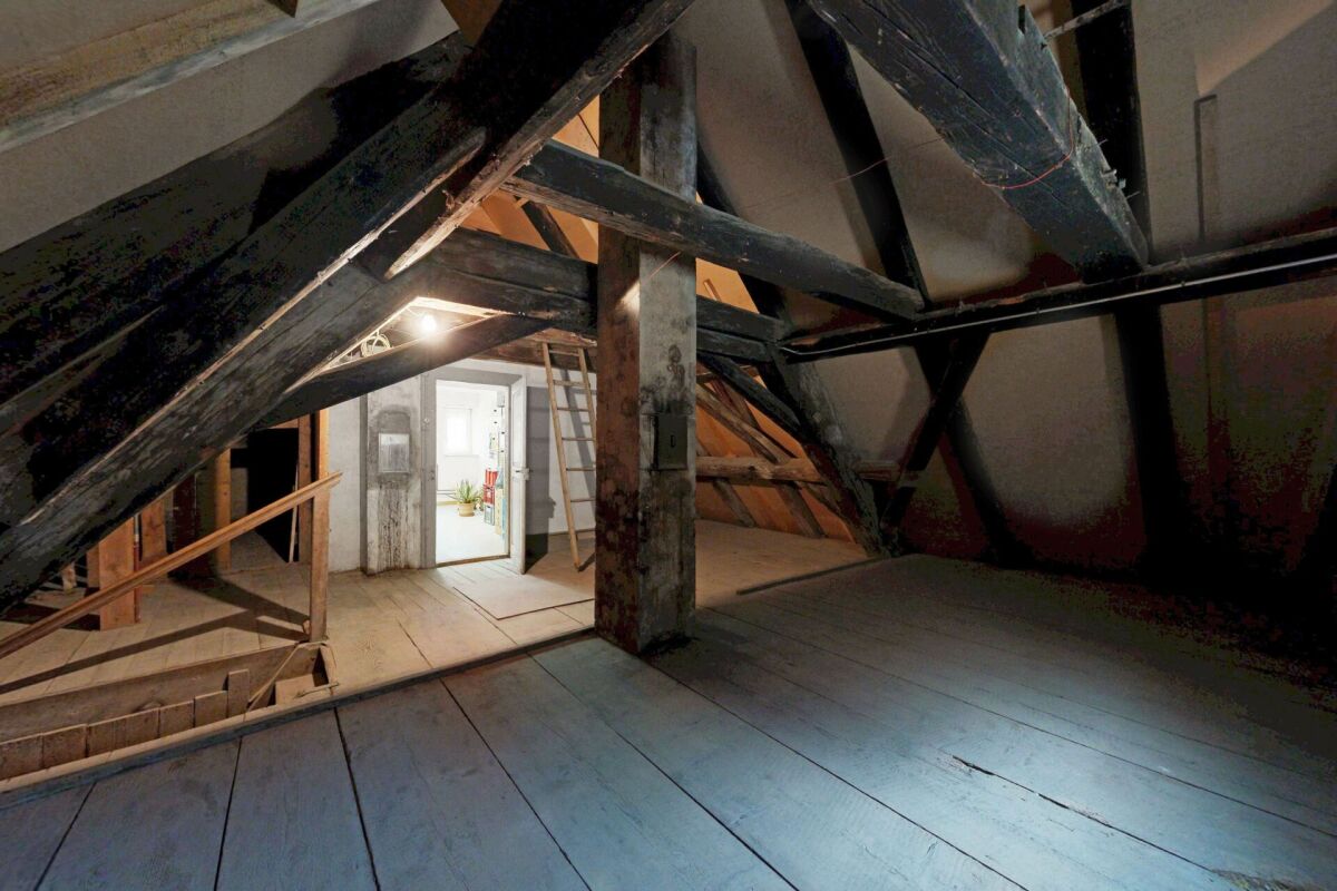 Dachboden mit sichtbaren Holzbalken