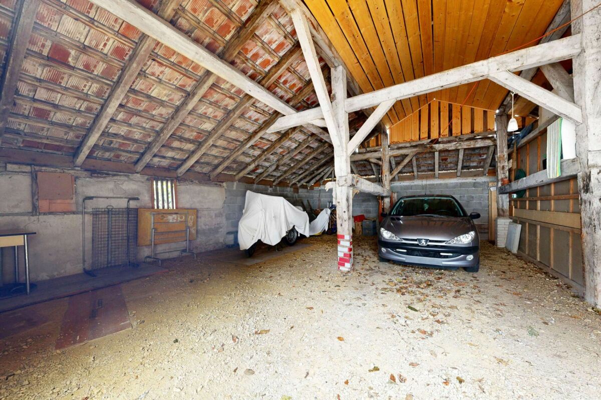 Große Scheune/Carport mit geparktem Auto