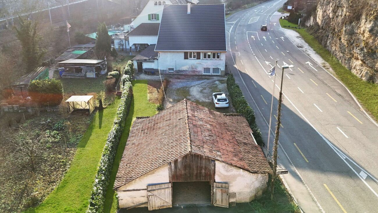 Ländliche Luftaufnahme mit Haus, Nebengebäude und Straße