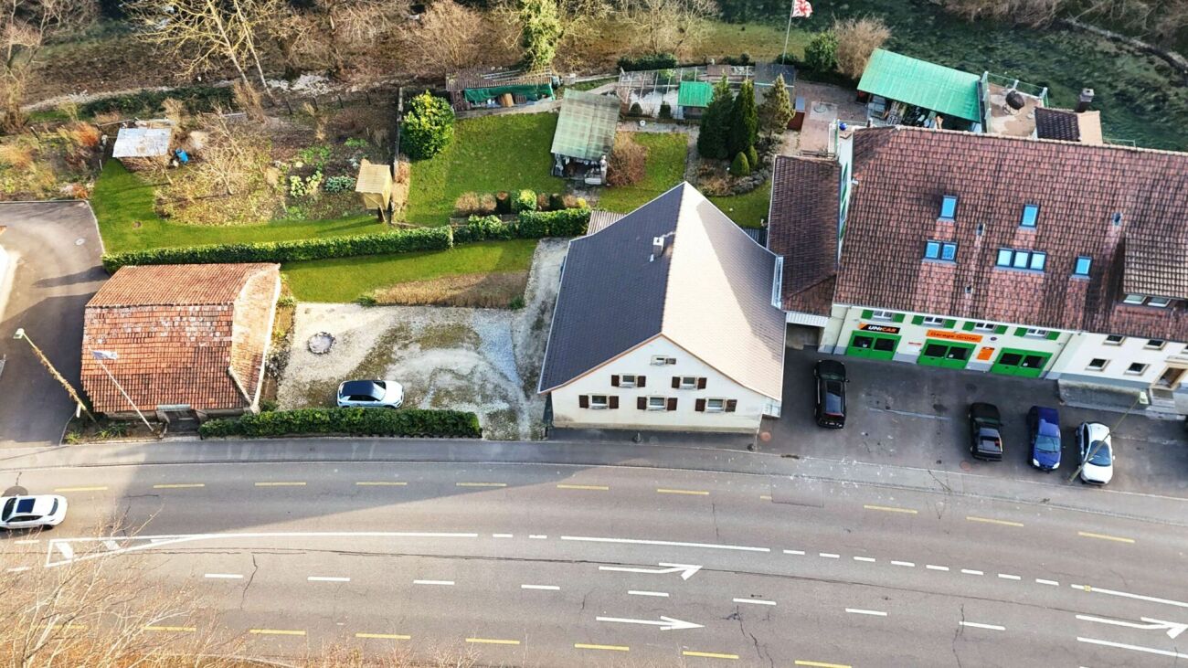 Luftaufnahme eines Grundstücks an einer Straße