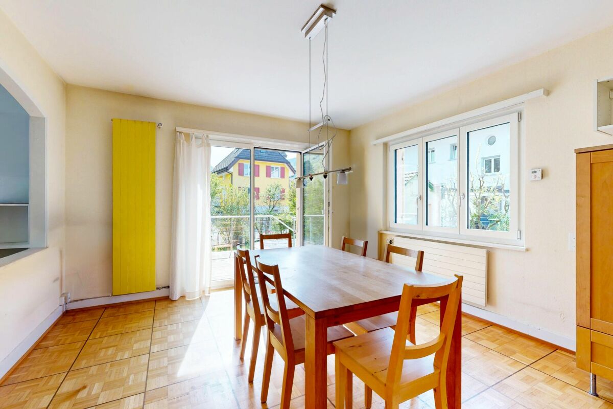 Esszimmer mit Balkonzugang
