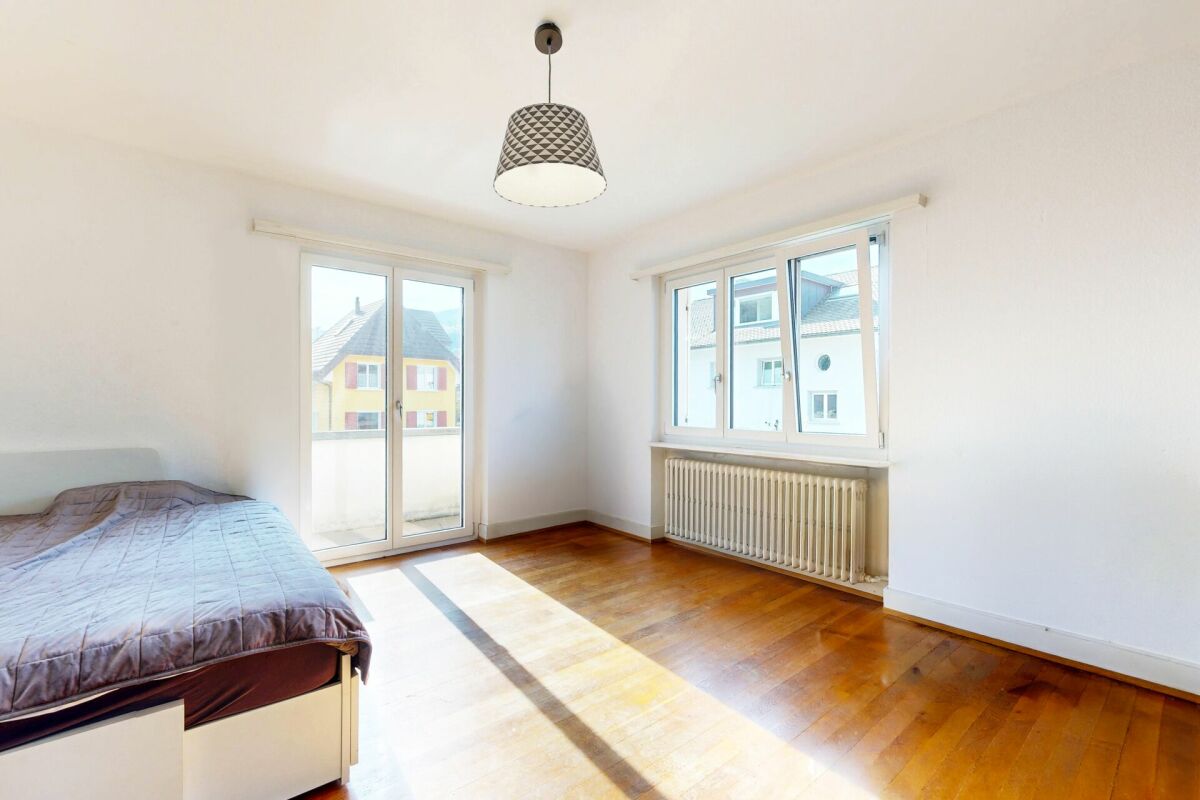 Helles Schlafzimmer mit Balkon und Fensterfront