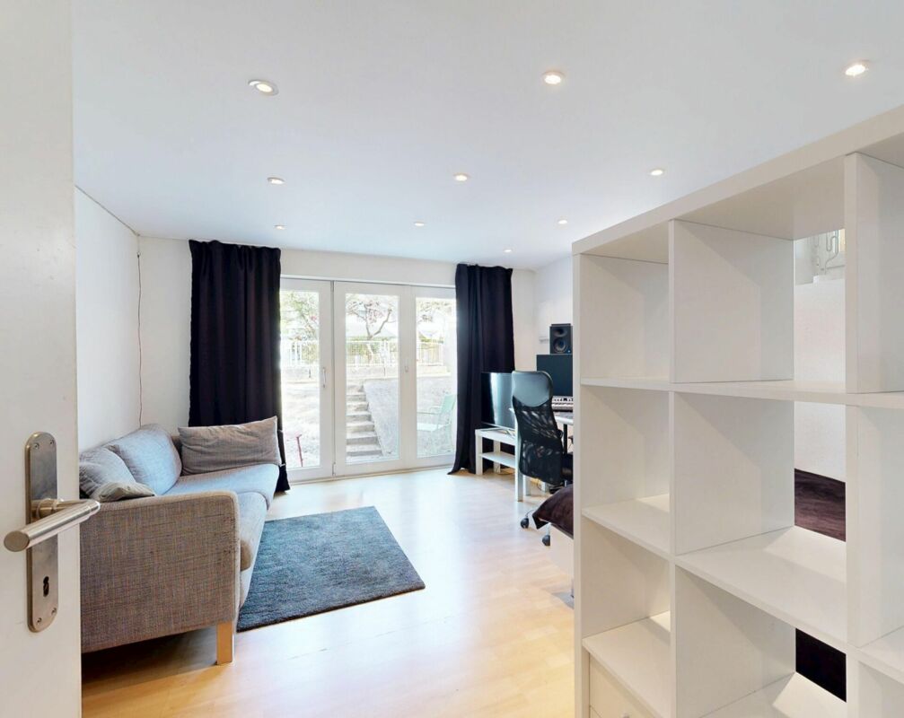 Helles Wohn-/Arbeitszimmer mit bodentiefen Fenstern