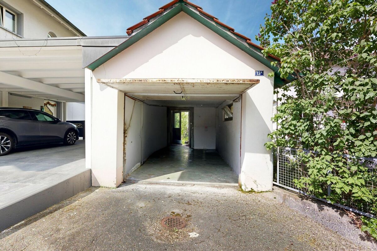 Garage-Einfahrt mit Nebenbereich
