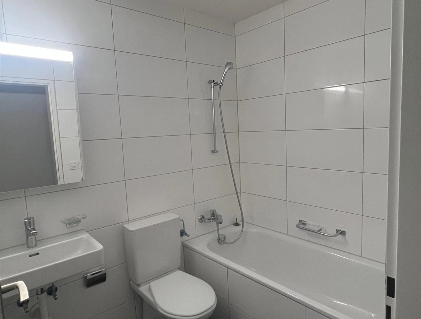 Modernes Badezimmer mit Wanne, WC und Waschtisch