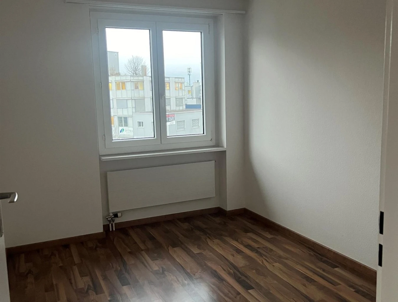 Leerer Raum mit Fenster und Heizkörper