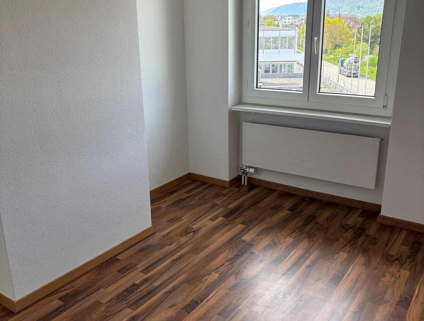 Heller leerer Raum mit Fenster und Heizkörper