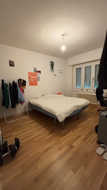 Schlafzimmer mit Bett und Fenster