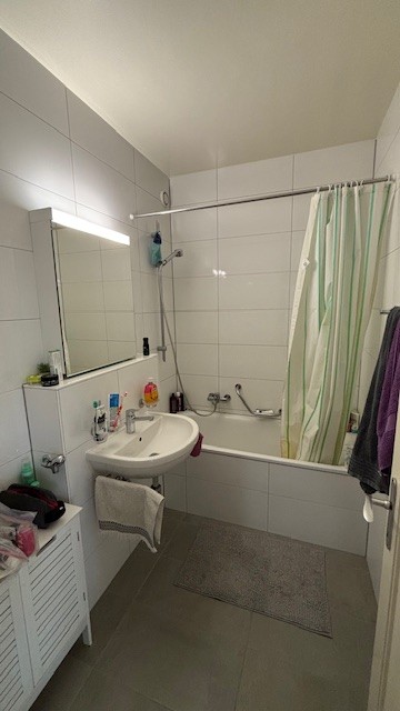 Badezimmer mit Wanne und Waschbecken