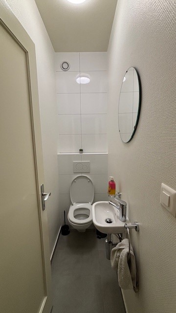 Gäste-WC mit schmalem Grundriss