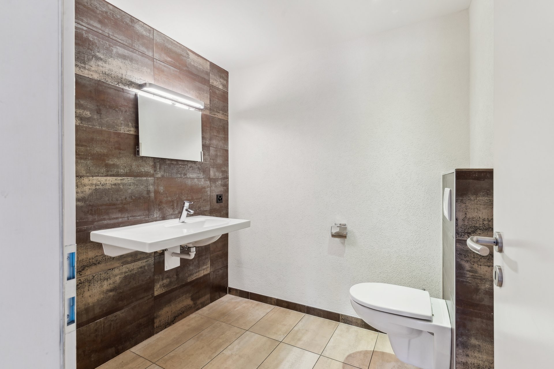 Modernes Gäste-WC mit Wand-WC und Waschbecken