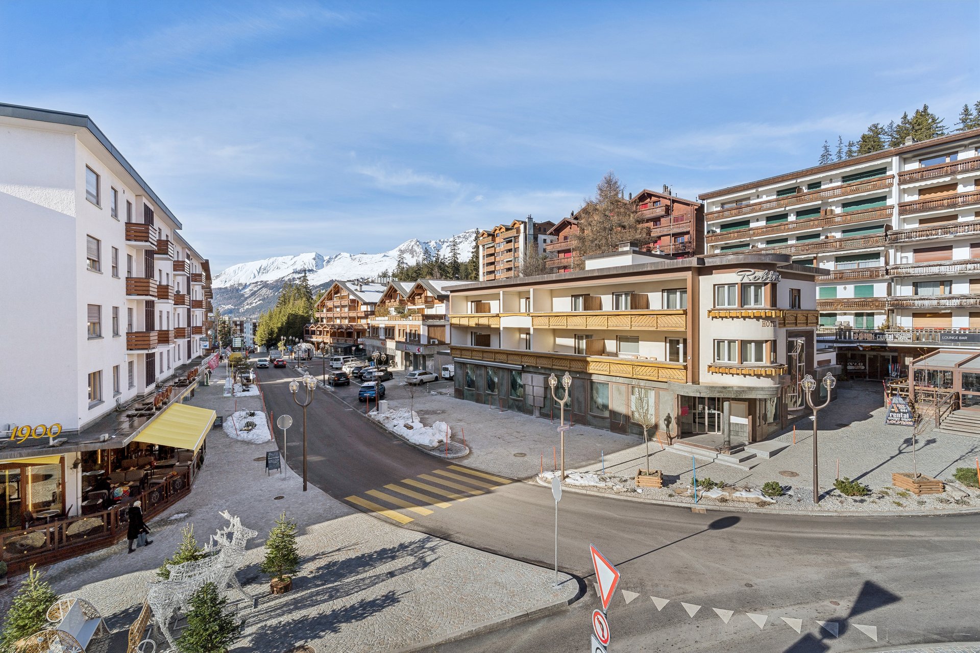 Alpenort mit Hotel- und Apartmentgebäuden
