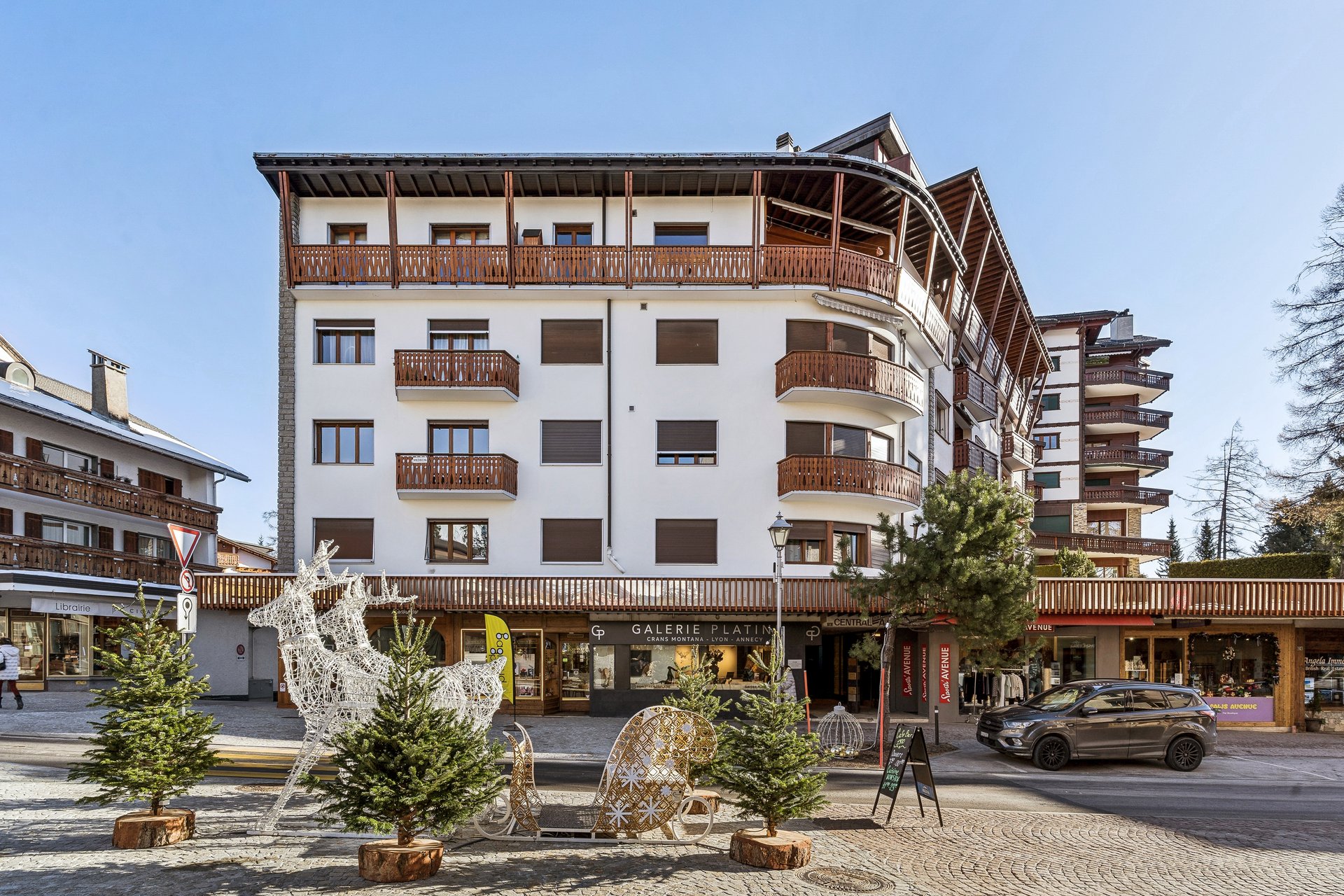 Alpines Mehrfamilienhaus mit Ladenzeilen