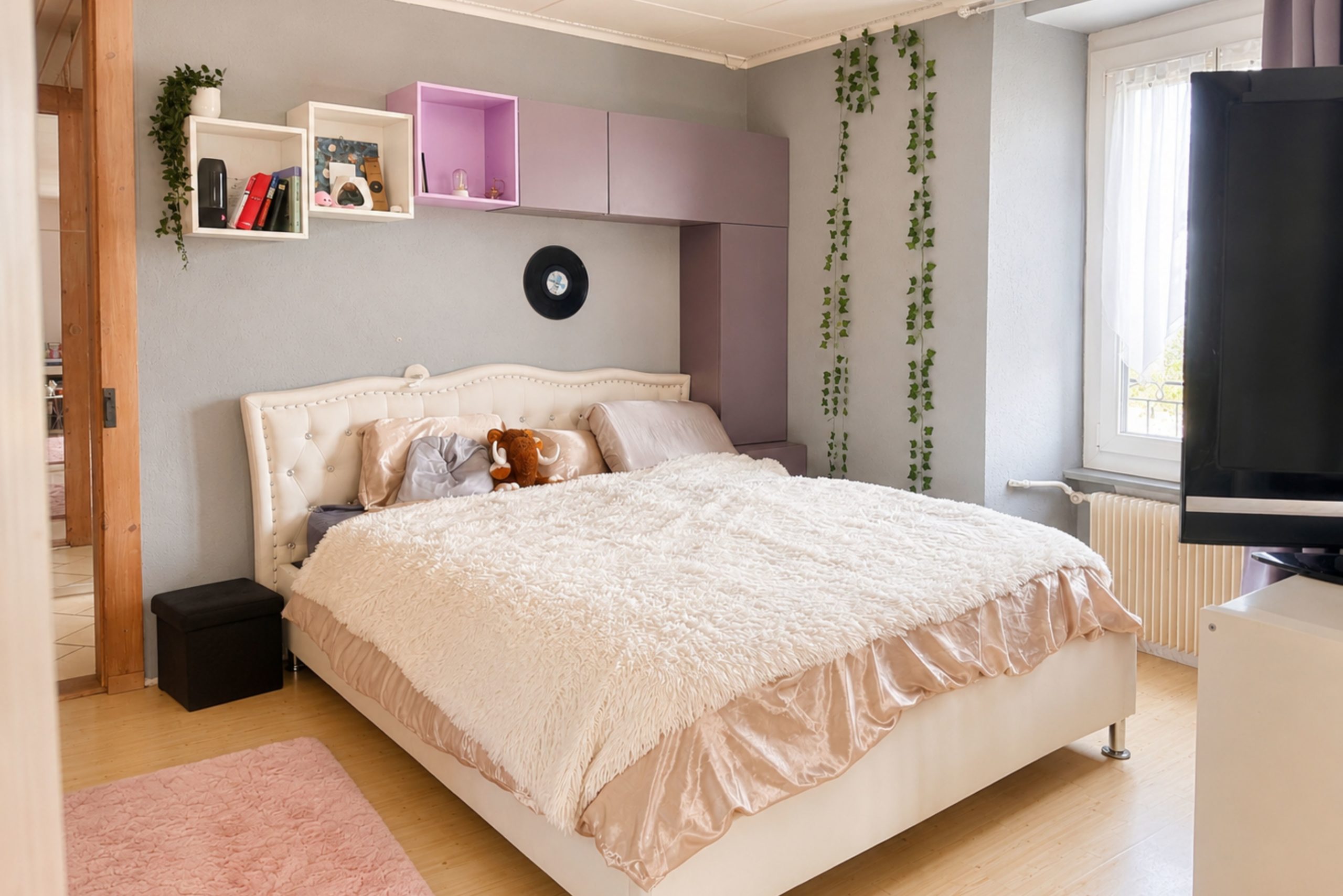 Gemütliches Schlafzimmer mit Pastellakzenten