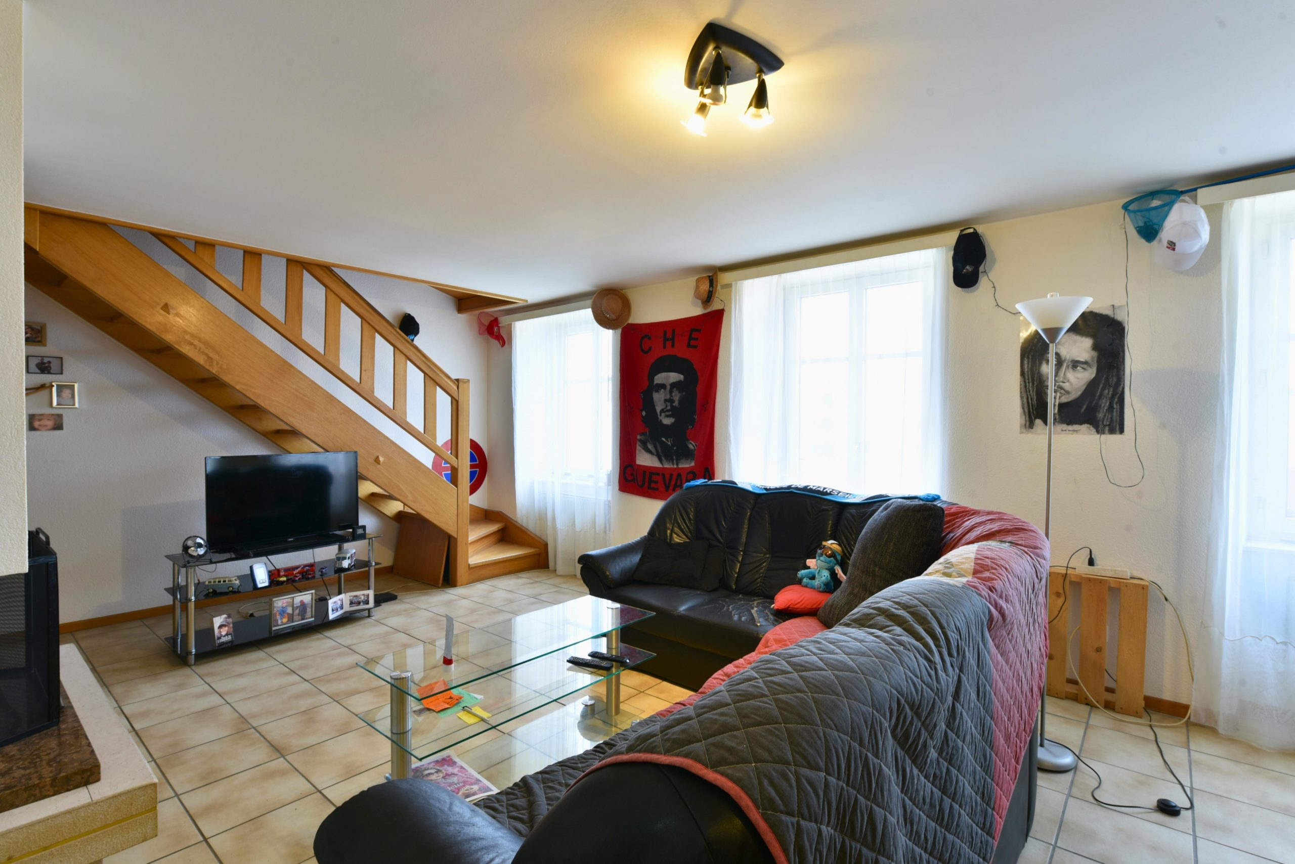 Wohnzimmer mit Treppe und Sofa