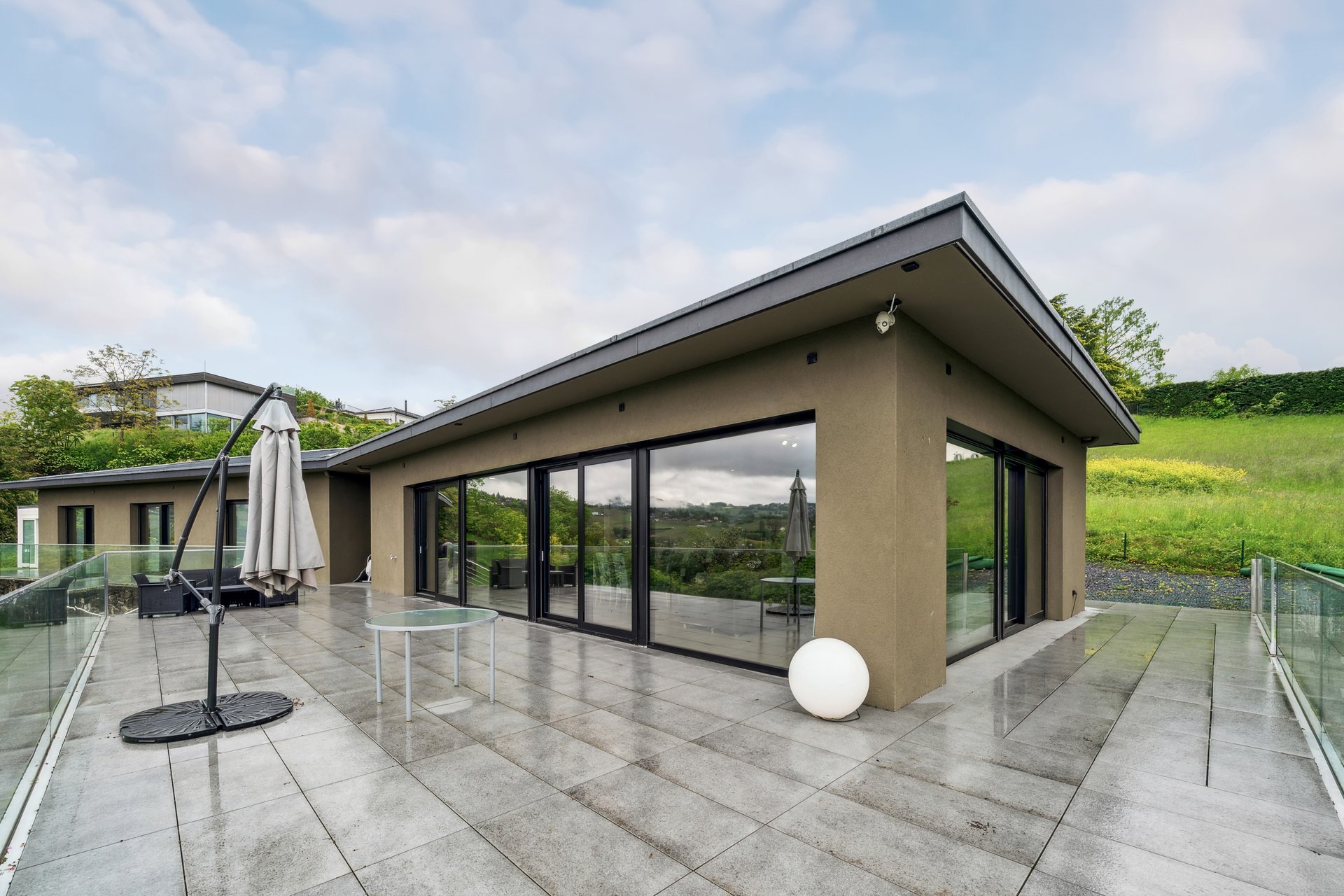 Moderne Dachterrasse mit Panoramablick