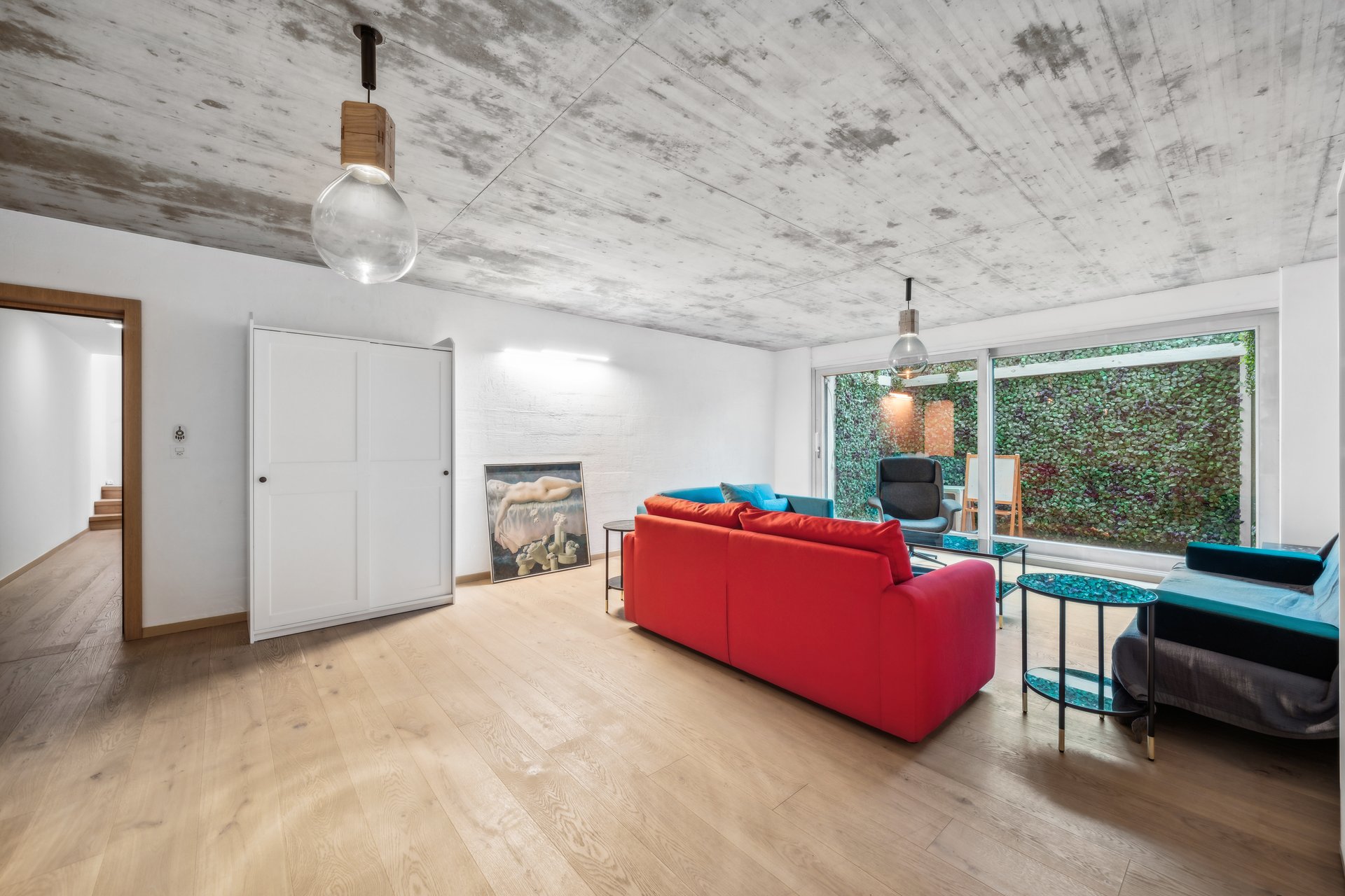 Modernes Wohnzimmer mit Innenhofblick