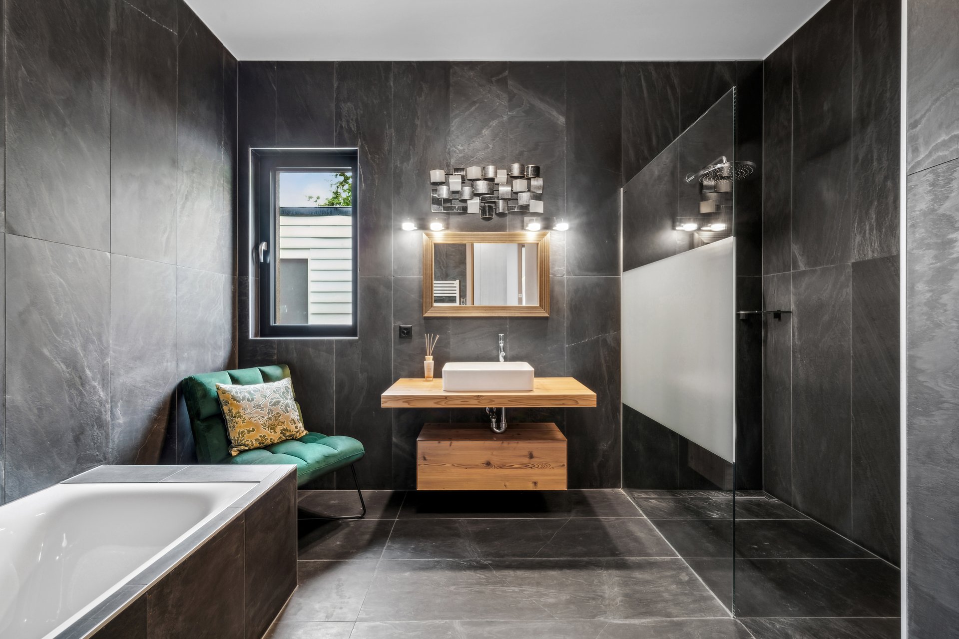 Luxuriöses Badezimmer mit dunkler Steinoptik