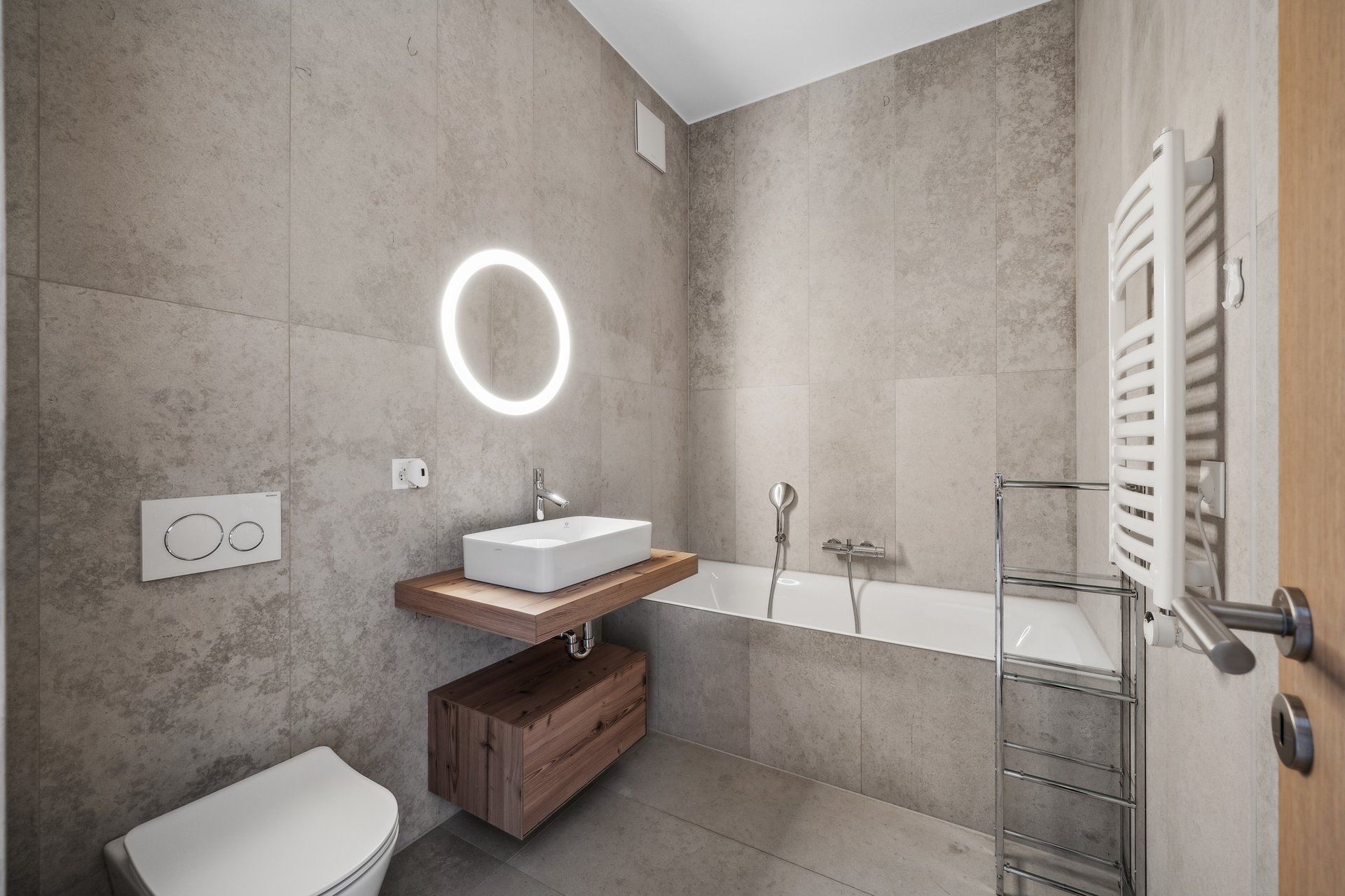Modernes Bad mit Badewanne und Waschtisch