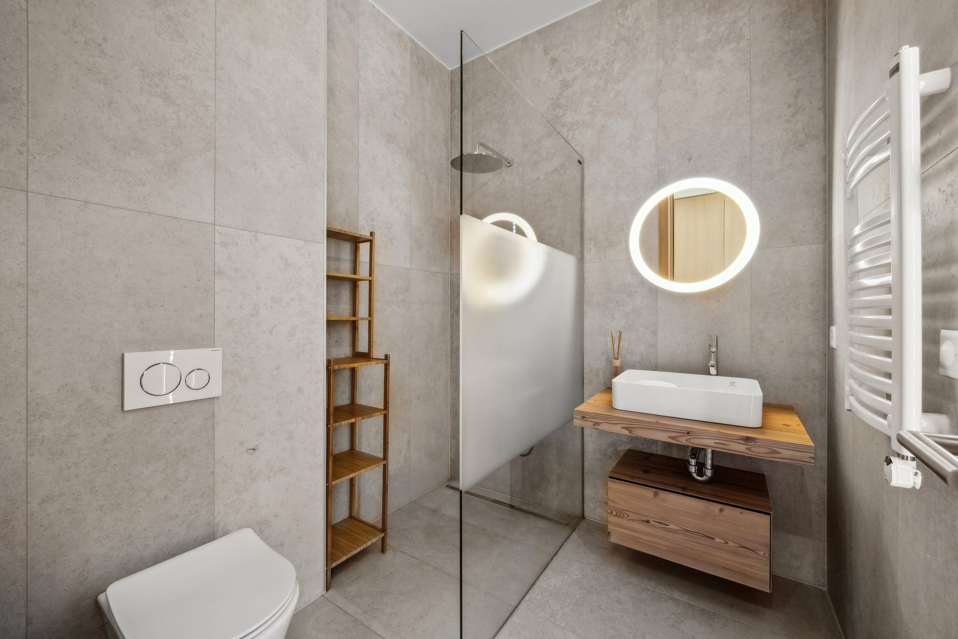 Modernes Badezimmer mit bodengleicher Dusche und Holzdetails