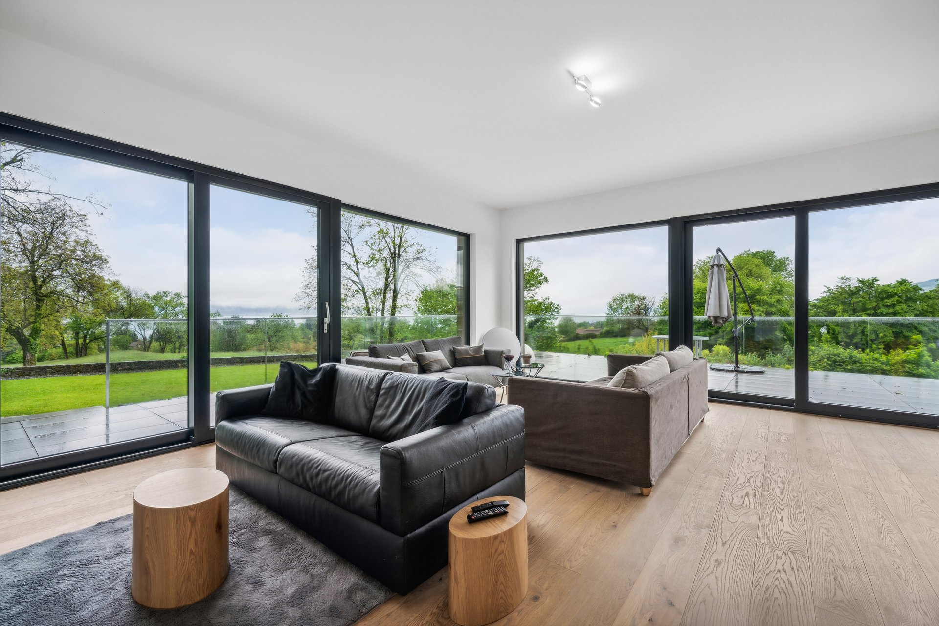 Helles Wohn- und Esszimmer mit Panoramafenstern