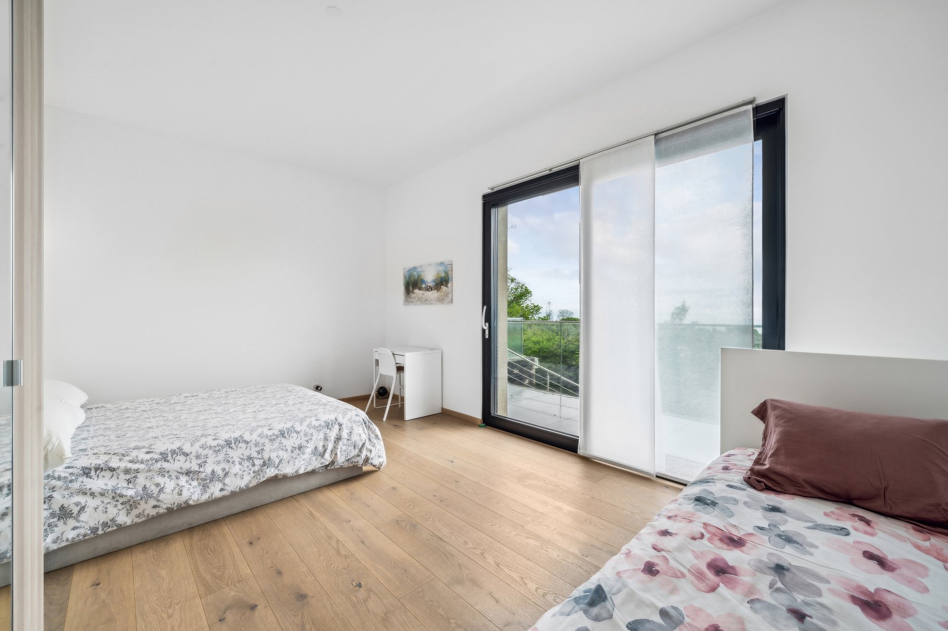 Helles Schlafzimmer mit Balkonzugang