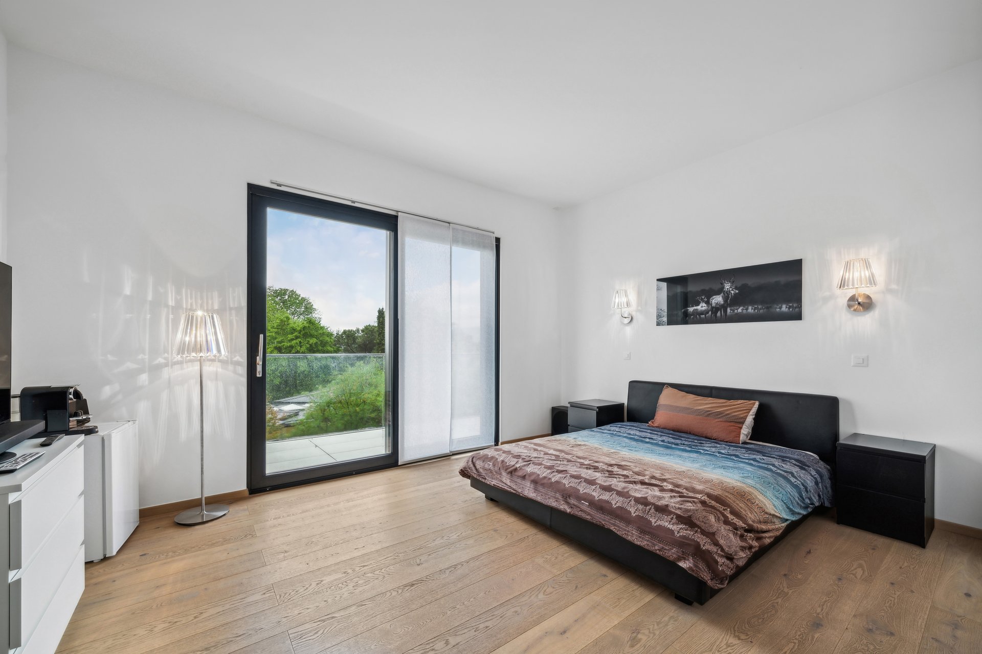 Helles Schlafzimmer mit Balkonzugang