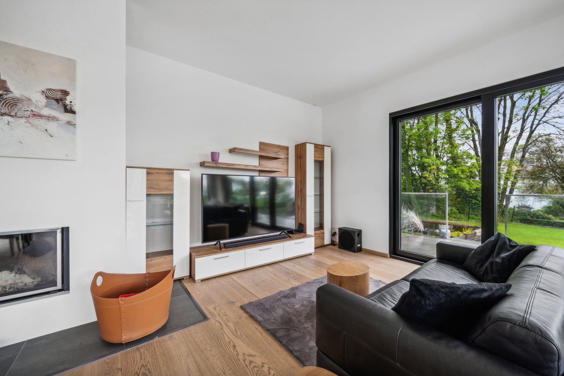 Modernes Wohnzimmer mit Blick ins Grüne