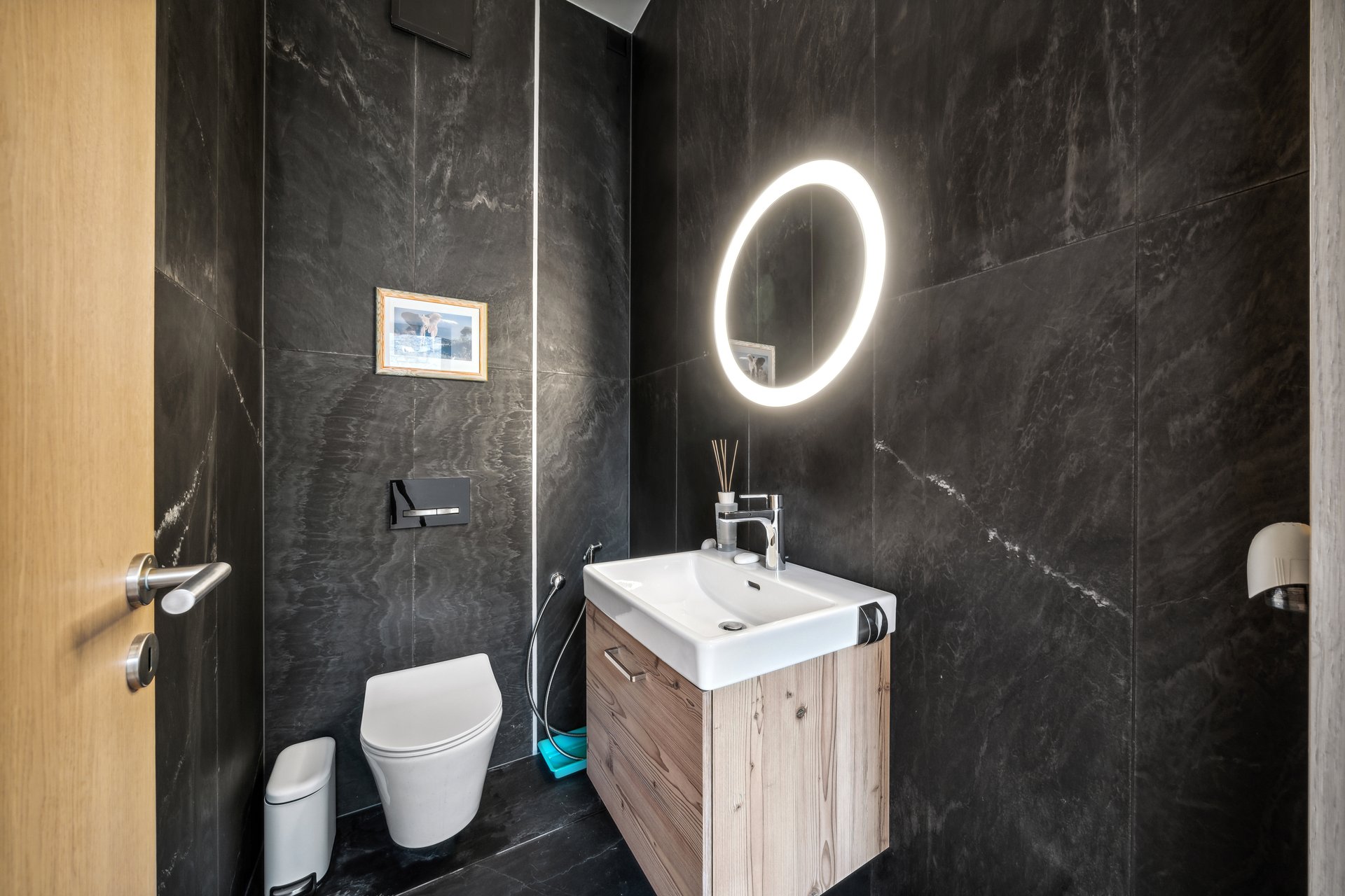 Modernes Gäste-WC mit dunkler Steinoptik