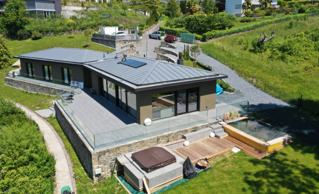 Moderne Villa mit Hanglage und Dachterrasse