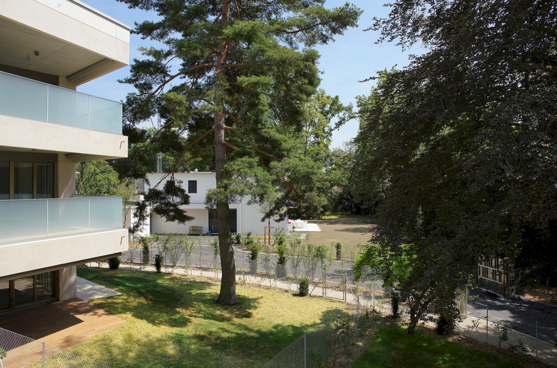 Balkon- und Gartenblick auf modernes Wohngebäude