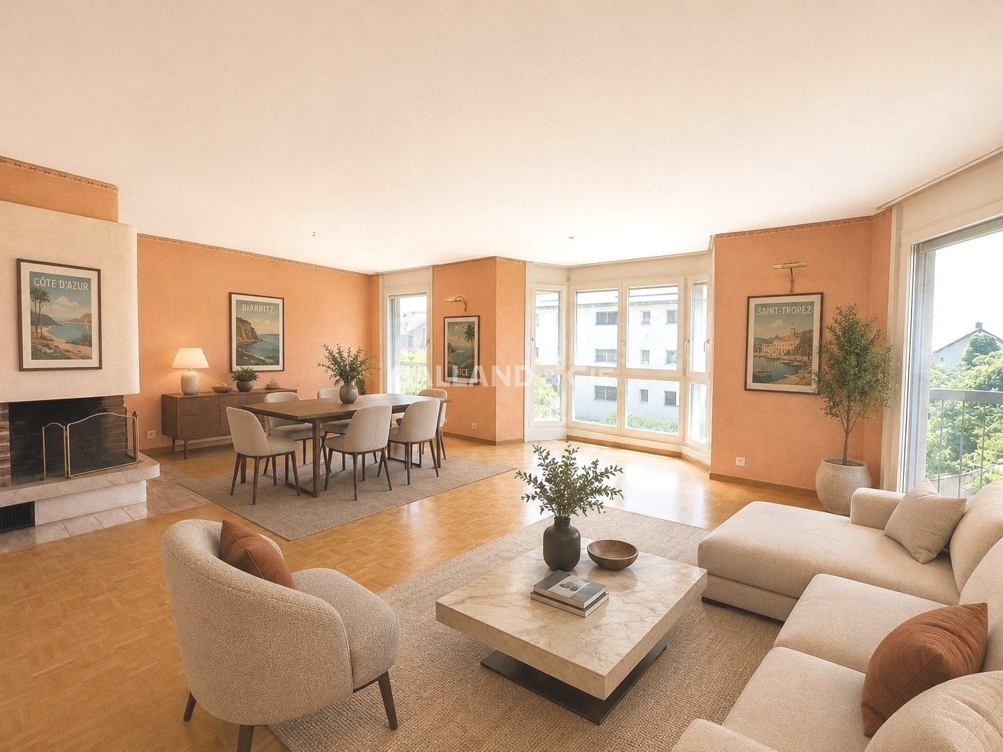 Helles Wohnzimmer mit Essbereich und Kamin