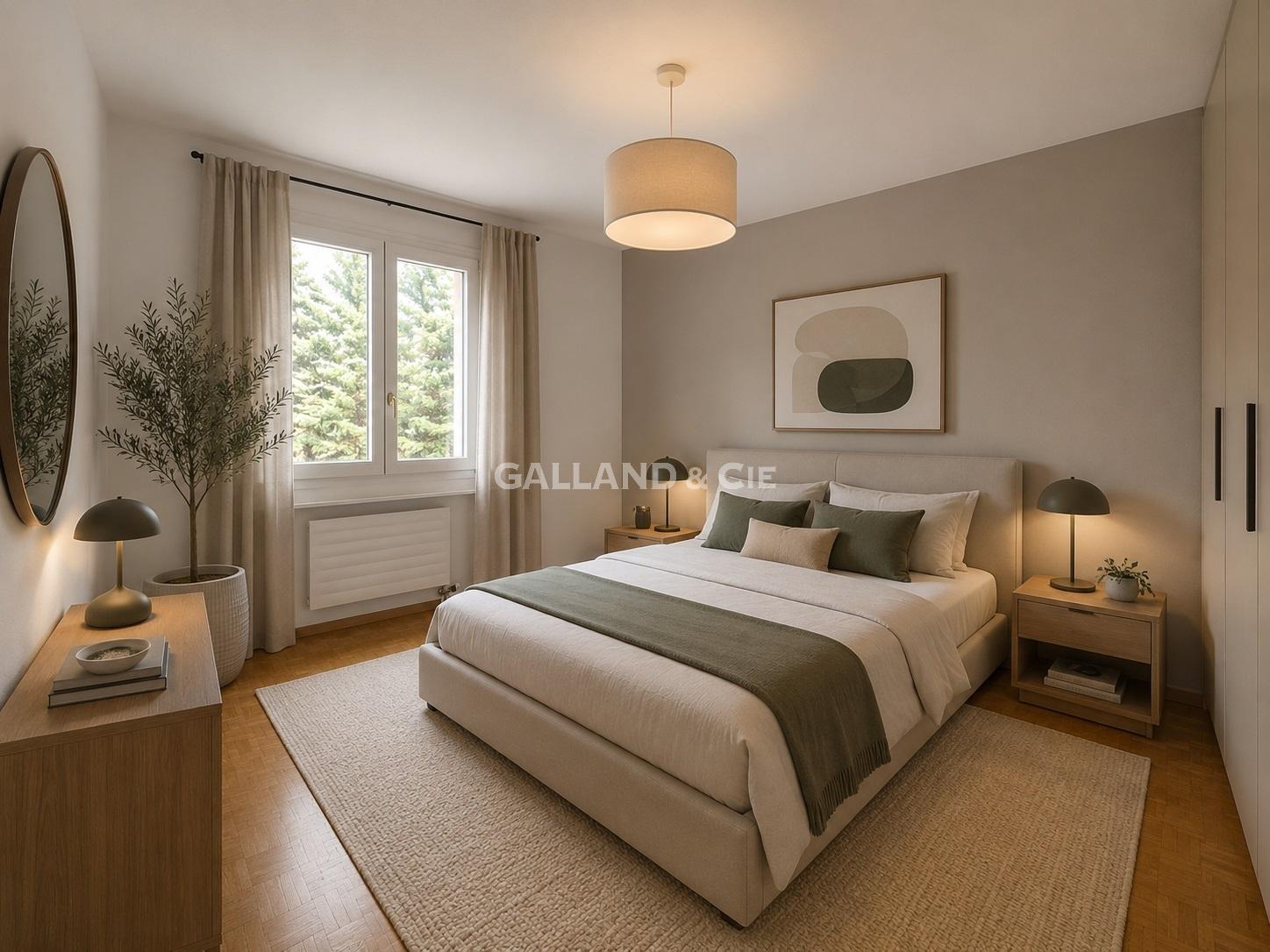 Helles, minimalistisches Schlafzimmer mit warmen Naturtönen