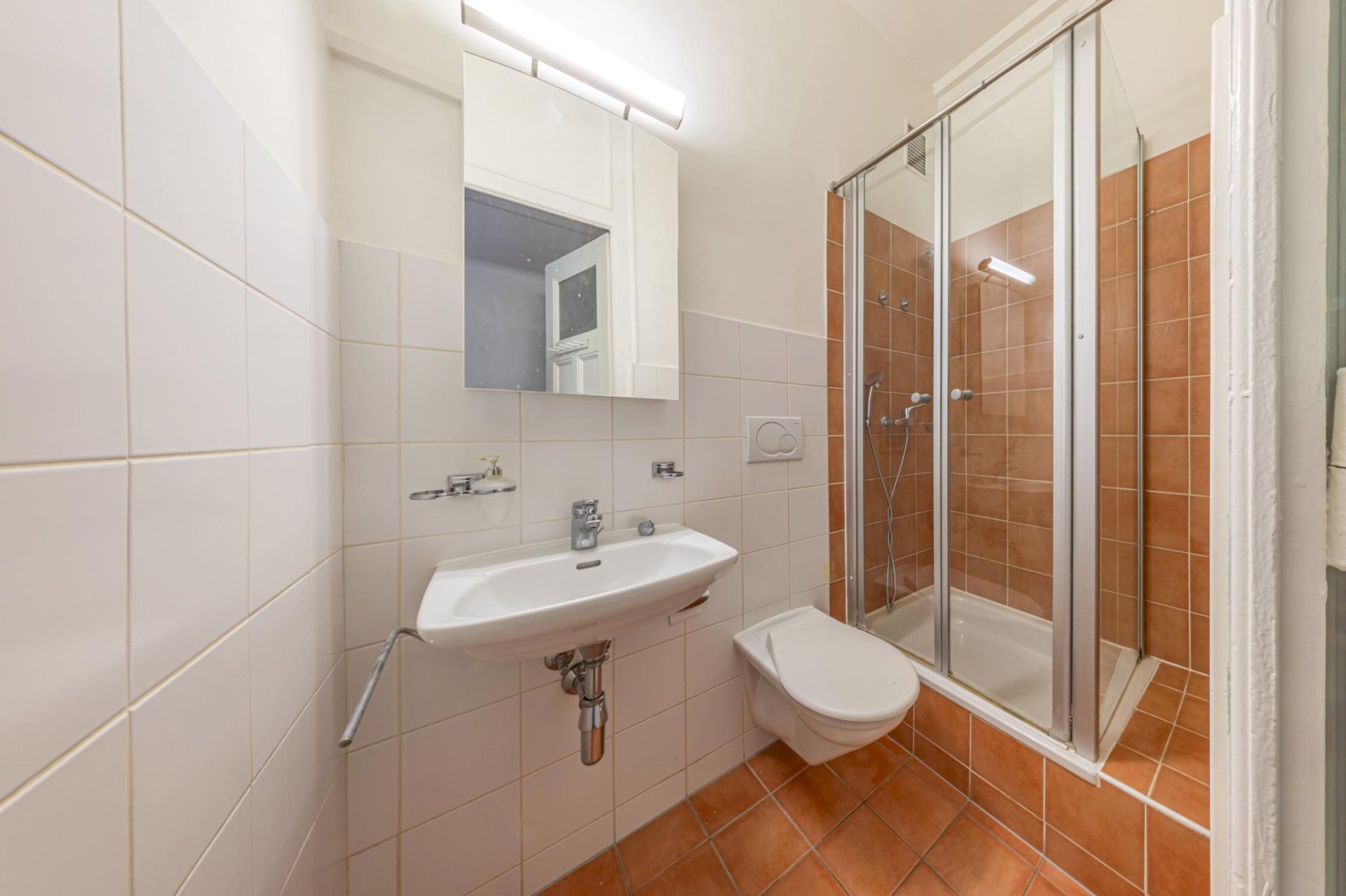 Kleines Bad mit Dusche und WC