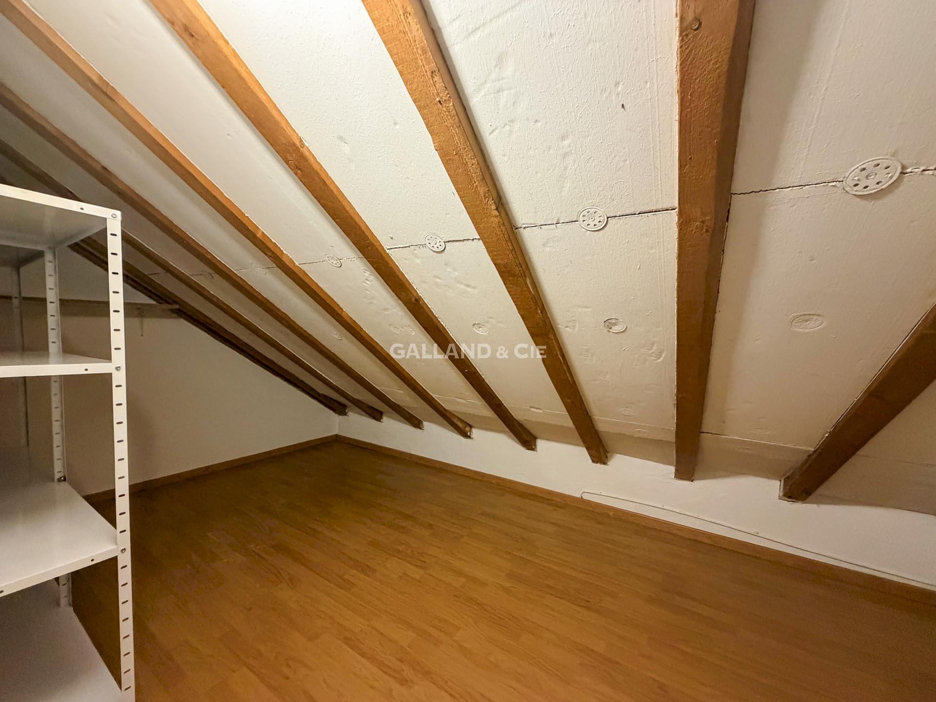 Dachbodenraum mit sichtbaren Sparren