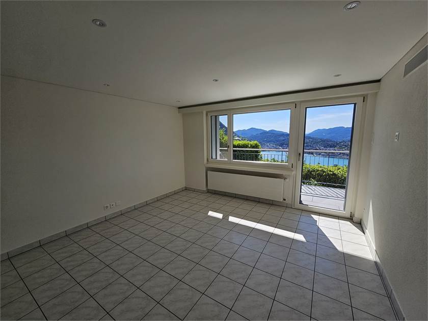 Heller leerer Raum mit Seeblick