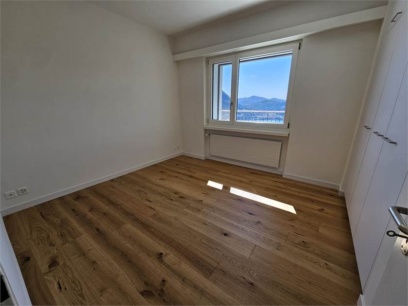 Helles leeres Schlafzimmer mit Blick auf die Berge