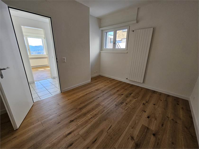 Kleiner leerer Raum mit Holzoptikboden