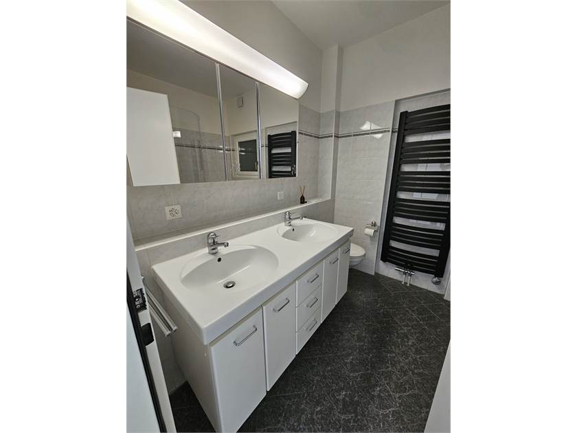 Modernes Badezimmer mit Doppelwaschtisch