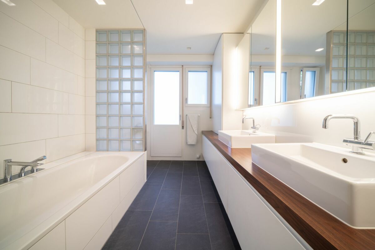 Modernes Badezimmer mit Doppelwaschbecken und Badewanne