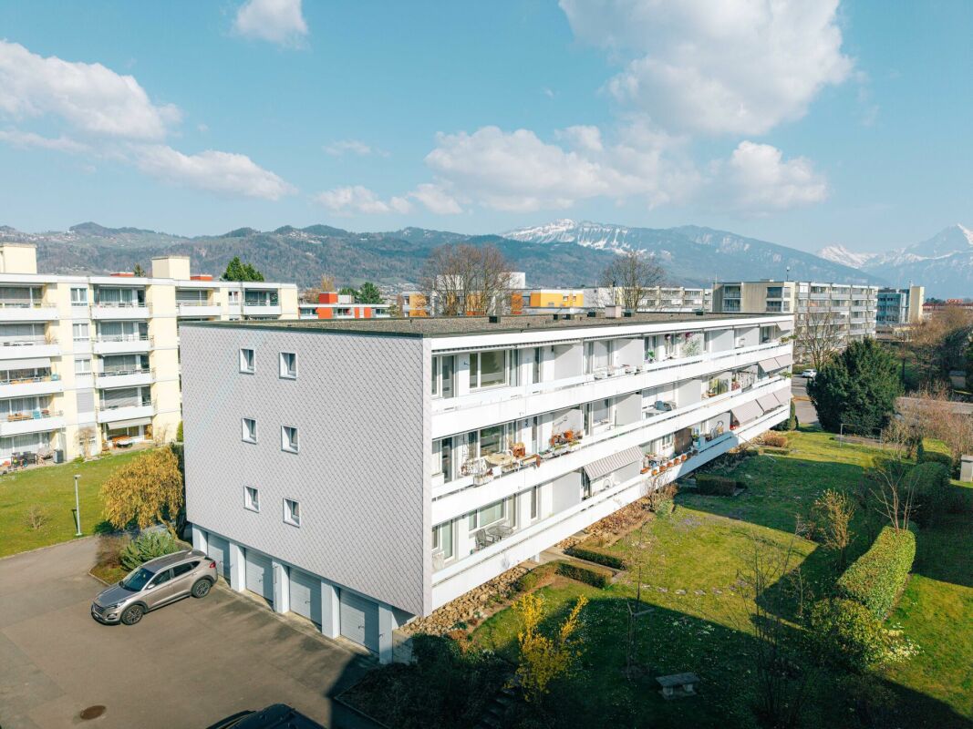 Mehrfamilienhaus mit Bergblick