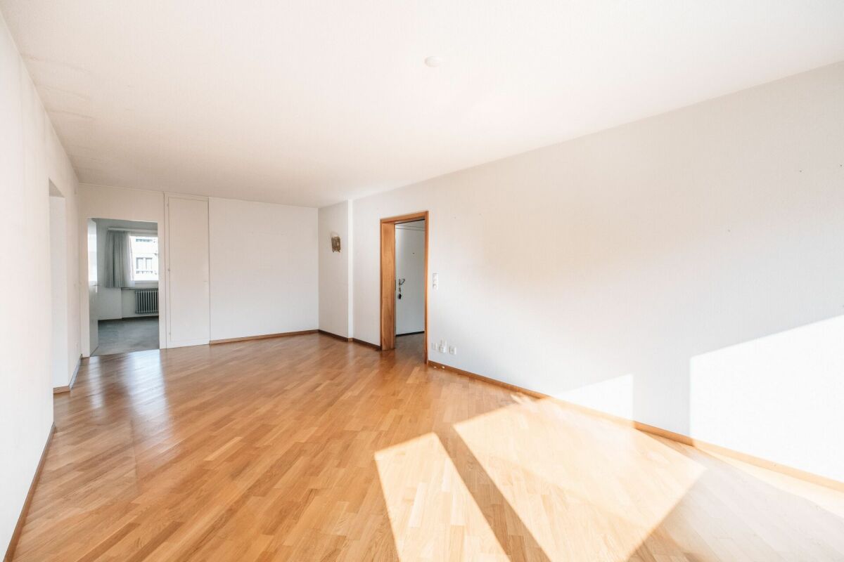 Leerer Wohnraum mit Parkettboden