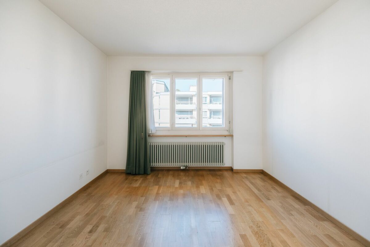Heller leerer Raum mit Fenster und Heizkörper
