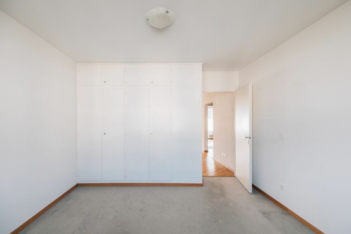 Helles, leeres Zimmer mit Einbauschrank