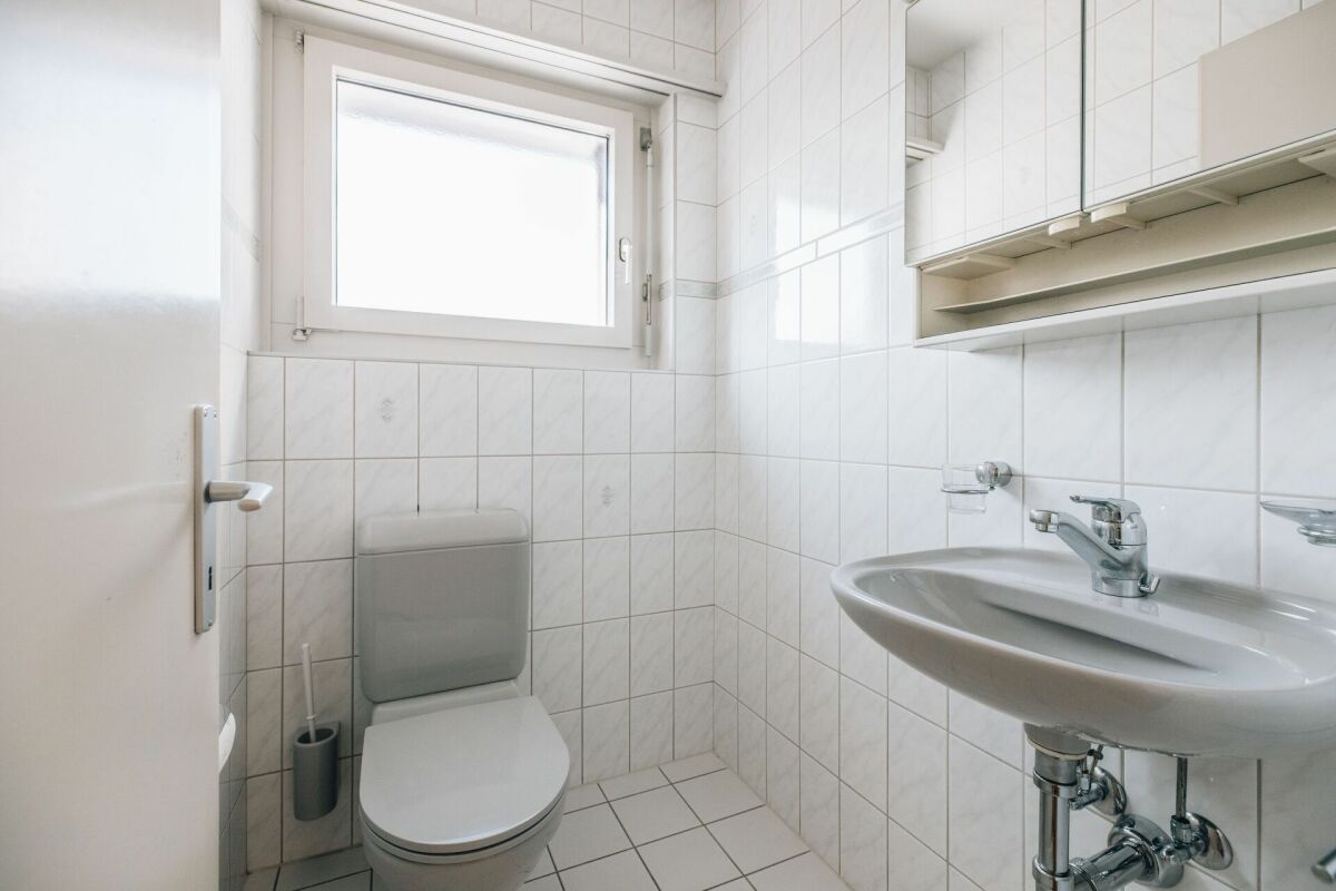 Gäste-WC mit Fenster und Wandwaschbecken