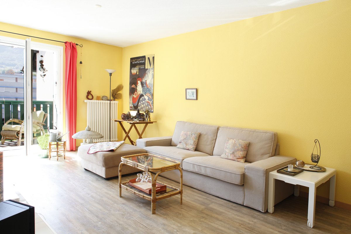 Helles Wohnzimmer mit Balkonzugang