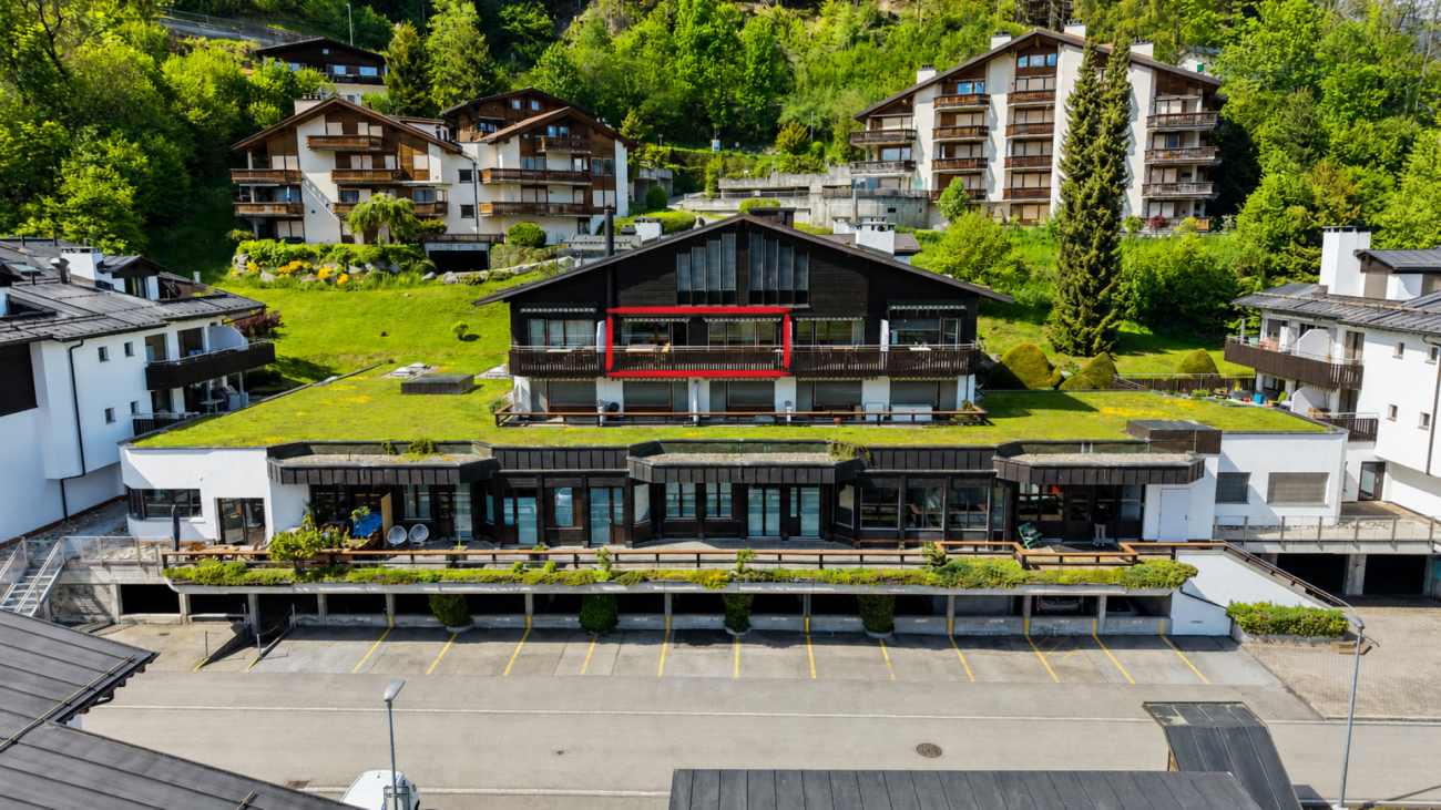 Alpine Wohnanlage mit begrünten Dächern
