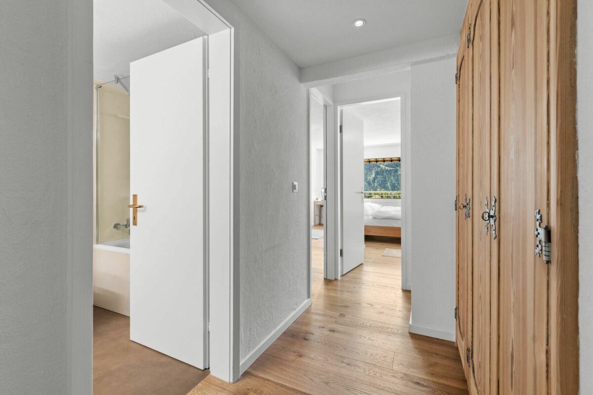 Flur mit Blick in Schlafzimmer und Bad